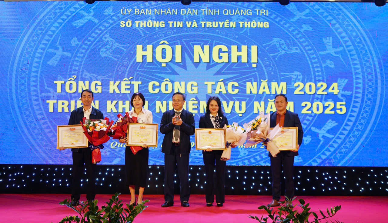 Ph&oacute; Chủ tịch UBND tỉnh L&ecirc; Đức Tiến trao bằng khen của Chủ tịch UBND tỉnh cho c&aacute;c c&aacute; nh&acirc;n c&oacute; đ&oacute;ng g&oacute;p trong c&ocirc;ng t&aacute;c th&ocirc;ng tin v&agrave; truyền th&ocirc;ng năm 2024  - Ảnh: C.N